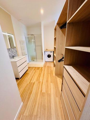 Il comprend une cuisine avec du parquet et un lave-linge. dans l'établissement Maison de ville, à Barbezieux-Saint-Hilaire