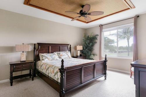 1 dormitorio con 1 cama y ventilador de techo en Five Star Waikoloa Beach Villa, Golf & Lake Views, en Waikoloa