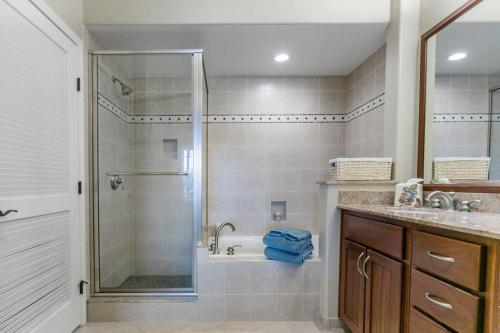 W łazience znajduje się prysznic i umywalka. w obiekcie Five Star Waikoloa Beach Villa, Golf & Lake Views w mieście Waikoloa
