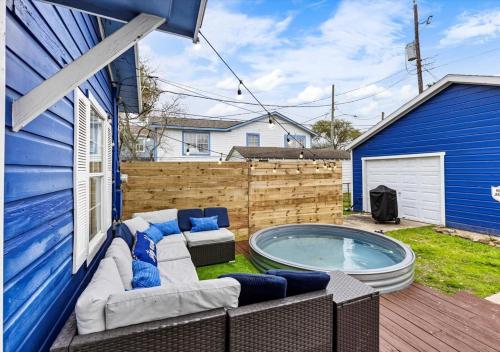a backyard with a jacuzzi in the yard at The Blue Oasis With Handicap Ramp Access Dog Friendly & Cowboy Pool in Galveston