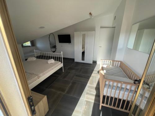 a room with two bunk beds and a tv at Villa Lidia & Attico degli artisti, free pets , giardino recintato e attrezzato in Minturno