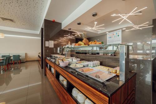 una línea de buffet con comida en un restaurante en ABC Hotel Porto - Boavista, en Oporto
