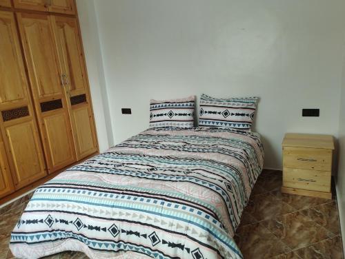 1 dormitorio con 1 cama con 2 almohadas en Appartement Hajar, en Oualidia