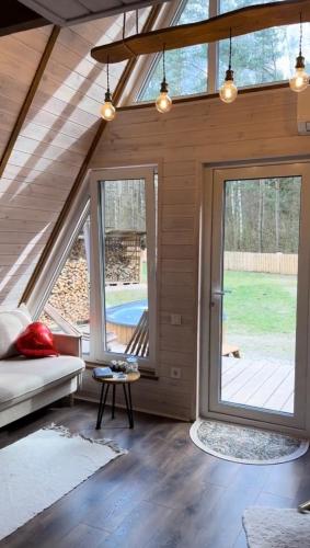 sala de estar con ventana grande y sofá en Haus im Wald, en Lindig