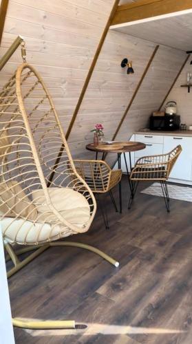 una silla mecedora en una habitación con mesa en Haus im Wald, en Lindig