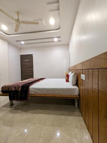 a bedroom with a bed in a room at Hotel and Villa Samarth Palace in Panchgani