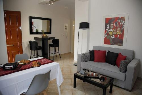 een woonkamer met een bank en een tafel bij NK Dreamy Suite in Thiva