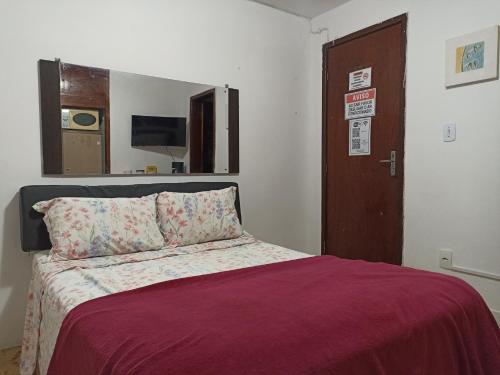 sypialnia z łóżkiem z fioletowym kocem w obiekcie Refúgio Piratininga 202 w mieście Niterói