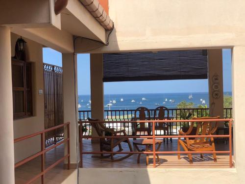 een balkon met een tafel en stoelen en de oceaan bij St. Regis Suite in San Juan del Sur