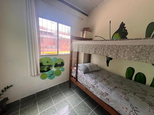 Multiverso Hostel في لينكويس: غرفة نوم للأطفال مع سرير بطابقين ونافذة