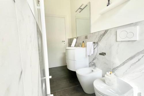 bagno bianco con lavandino e servizi igienici di Appartamento Letizia a Prato