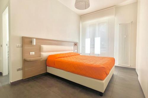 una camera bianca con letto arancione di Appartamento Letizia a Prato