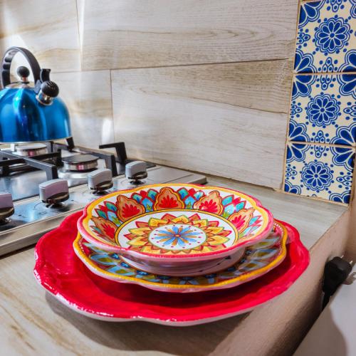 a colorful plate on a counter in a kitchen at BACANA CABAÑAS DE ALQUILER in Mazamitla