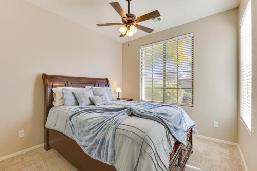 um quarto com uma cama e uma ventoinha de tecto em Maricopa Vacation Rental with Covered Patio! em Maricopa