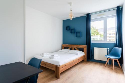 ein Schlafzimmer mit einem Bett und einer blauen Wand in der Unterkunft La Tanière de la Loire-3Ch/Ile de Nantes- Crapa in Nantes