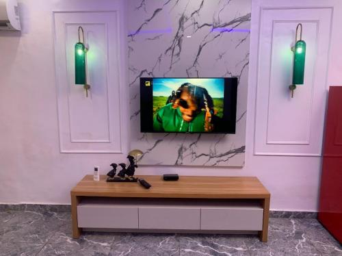 En tv och/eller ett underhållningssystem på Studio flat