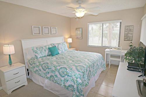 een slaapkamer met een bed en een plafondventilator bij Beach Side complex B23 1 Bed 1 Bath w/Heated Pool in St. Augustine