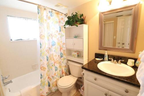 een badkamer met een wastafel, een toilet en een douche bij Beach Side complex B23 1 Bed 1 Bath w/Heated Pool in St. Augustine