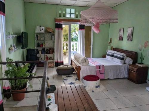 圖阿馬西納的住宿－Chez GG，一间设有床铺的卧室,位于一个拥有绿色墙壁的房间