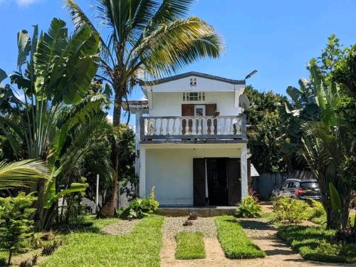 圖阿馬西納的住宿－Chez GG，带阳台和棕榈树的白色房屋