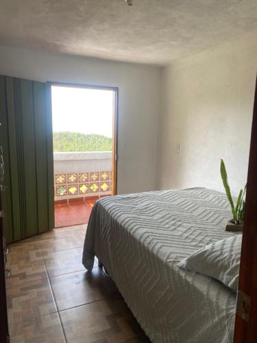 een slaapkamer met een bed en een groot raam bij Casa campestre in Jericó
