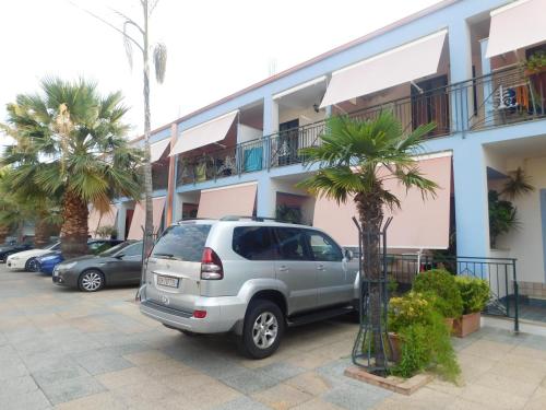 a silver van parked in front of a building at Hotel Blumentag in Paola