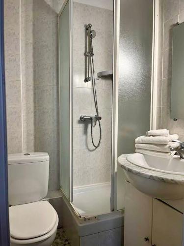 une salle de bain avec une douche, des toilettes et un lavabo dans l'établissement Studio Framboise proche Paris et Disneyland, à Gagny