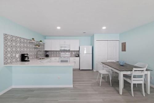 Dapur atau dapur kecil di Superb Bonita Springs Residence Near Downtown