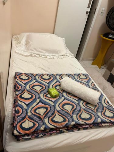 uma cama com um cobertor e duas toalhas em Apartamento doca de Souza Franco em Belém