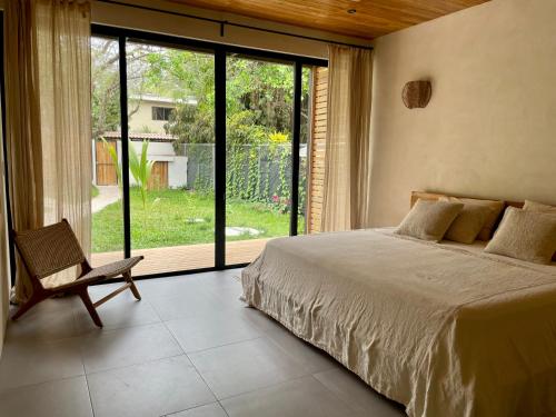 Ένα ή περισσότερα κρεβάτια σε δωμάτιο στο Ocean Sounds Villa Ola - walk to Playa Hermosa