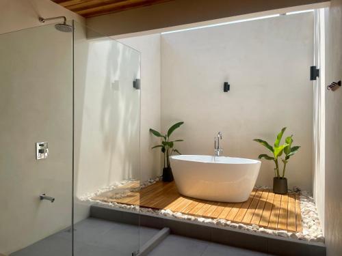 Ένα μπάνιο στο Ocean Sounds Villa Ola - walk to Playa Hermosa