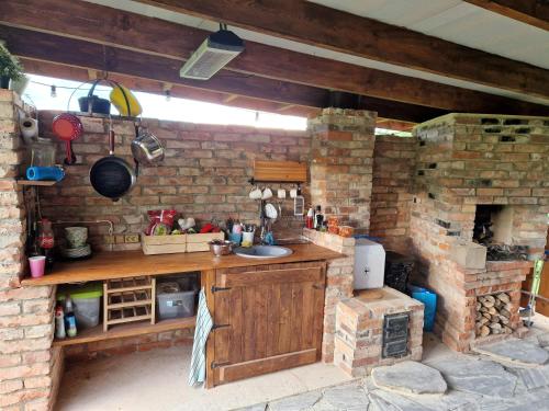 uma cozinha com um balcão e uma parede de tijolos em Üleoja Saunamaja 