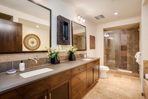 Un baño con lavabo, inodoro y ducha. en Sprawling Condo - Central Downtown - Summer AC, en Steamboat Springs