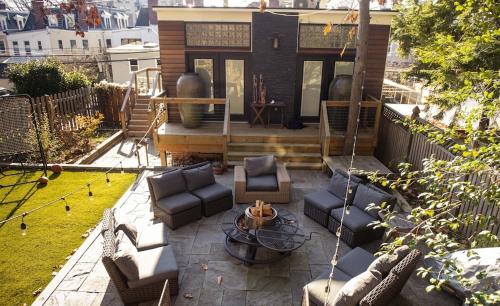 eine Terrasse mit Sofas und einem Tisch auf einem Gebäude in der Unterkunft 2 Bedroom by Zoo, Metro, Park and Embassies in Forest Hills - Best Location in Washington
