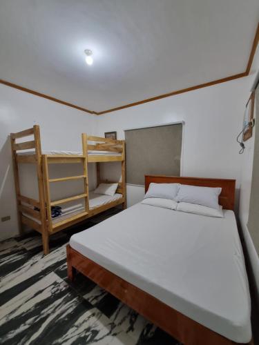 um quarto com uma cama e um beliche em MICS Paradise Resort em Arayat