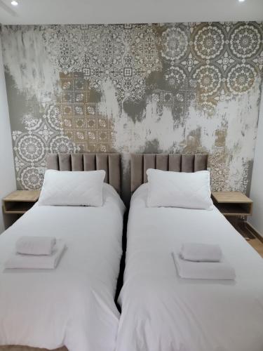 2 nebeneinander sitzende Betten in einem Schlafzimmer in der Unterkunft Eden Room SCH in Rabat