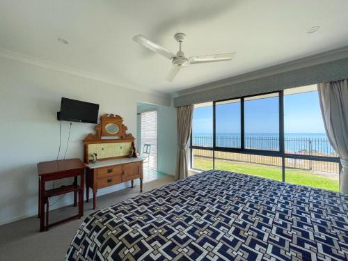 - une chambre avec un lit et une vue sur l'océan dans l'établissement Seahaven - Toogoom- Beachfront- 3BR- Aircon- Not Pet Friendly, à Toogoom