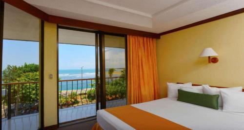 a bedroom with a bed and a view of the ocean at Best Western Hotel & Casino Kamuk in Manuel Antonio