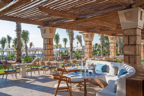 eine Terrasse in einem Resort mit Tischen und Stühlen in der Unterkunft Atlantis, The Palm in Dubai