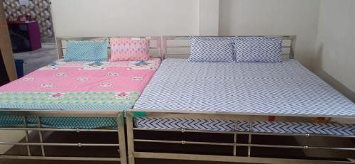 Postel nebo postele na pokoji v ubytování Trinayani Lodge