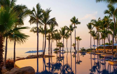 een uitzicht op een resort met palmbomen en een zwembad bij One&Only Palmilla in San José del Cabo
