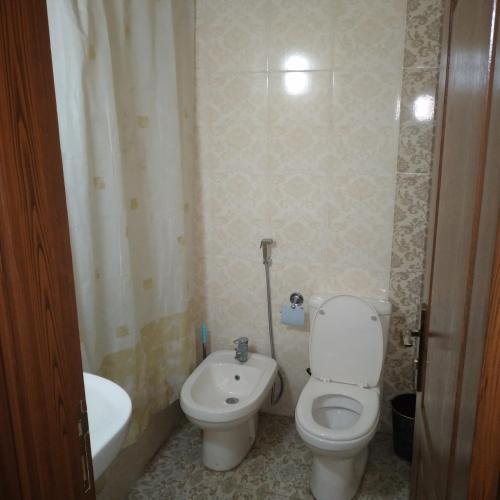 uma pequena casa de banho com WC e lavatório em عمان الجاردنز خلف بن العميد em Amã