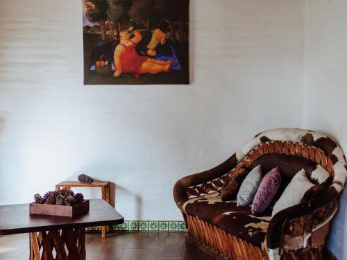 a living room with a couch and a table at BACANA CABAÑAS DE ALQUILER in Mazamitla
