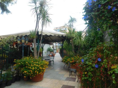 a patio with a bunch of plants and flowers at Hotel Blumentag in Paola