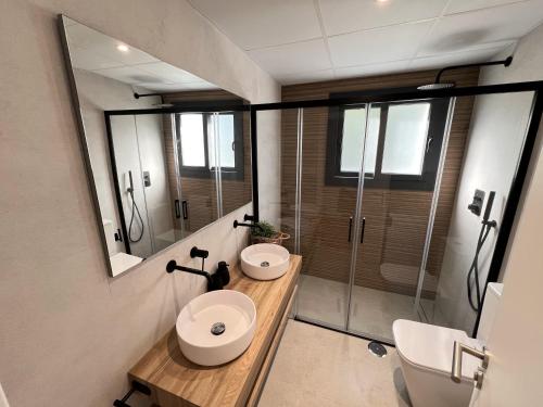 La salle de bains est pourvue de toilettes, d'un lavabo et d'une douche. dans l'établissement HH7 House, à Cordoue