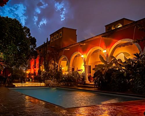 Der Swimmingpool an oder in der Nähe von Hacienda de los Santos