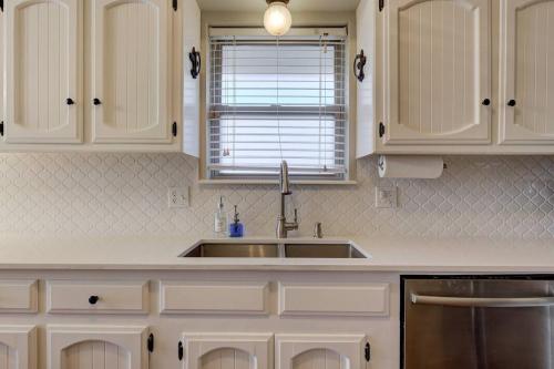 a kitchen with white cabinets and a sink and a window at Family Home 5 Beds 3 Baths By Oc in Edmond