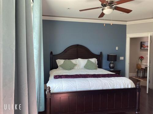 מיטה או מיטות בחדר ב-Comfortable suite for guests to use independently