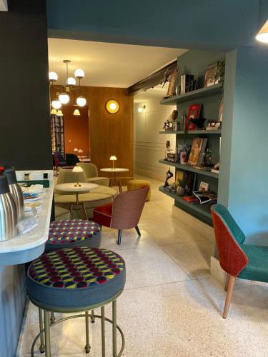ein Laden mit Stühlen und Tischen in einem Zimmer in der Unterkunft Casa Altata Hotel Boutique in Mexiko-Stadt