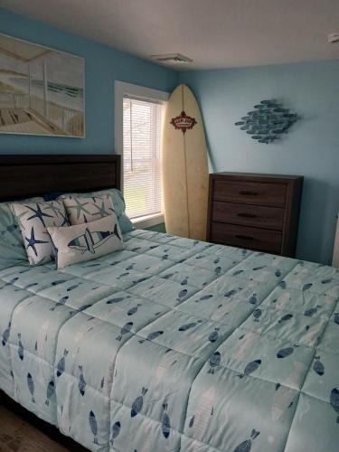 Ένα ή περισσότερα κρεβάτια σε δωμάτιο στο Cozy mermaid cove